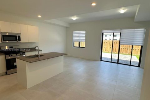 Adosado en alquiler en Florida City, Florida, 3 dormitorios № 1882086 - foto 1