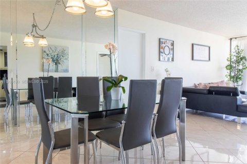 Condo in Aventura, Florida, 2 bedrooms  № 1994244 - photo 5