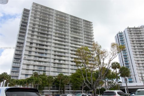 Condo in Aventura, Florida, 2 bedrooms  № 1994244 - photo 16