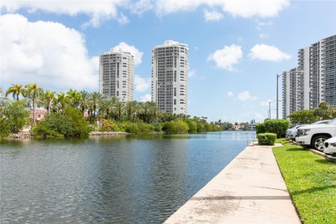 Condo in Aventura, Florida, 2 bedrooms  № 1994244 - photo 13
