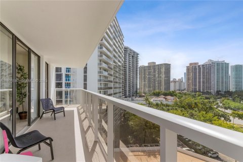 Condo in Aventura, Florida, 2 bedrooms  № 1994244 - photo 3