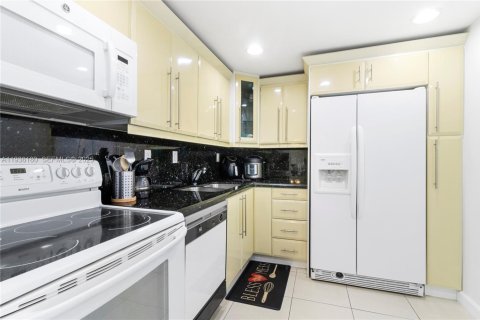 Condo in Aventura, Florida, 2 bedrooms  № 1994244 - photo 9