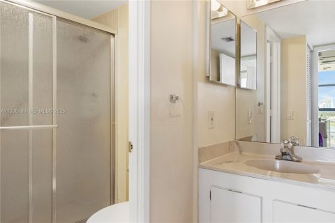 Condo in Aventura, Florida, 2 bedrooms  № 1994244 - photo 11