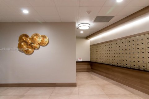 Condo in Aventura, Florida, 2 bedrooms  № 1994244 - photo 12