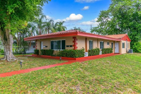 Casa en alquiler en North Miami Beach, Florida, 2 dormitorios № 1979213 - foto 2