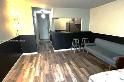 Condominio en alquiler en Miami Beach, Florida, 34.37 m2 № 1957289 - foto 3