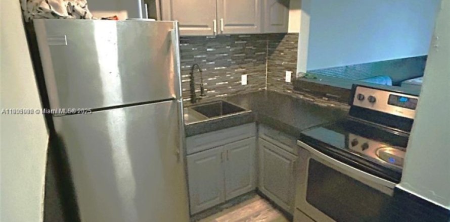 Estudio en el Condominio en Miami Beach, Florida  № 1957289