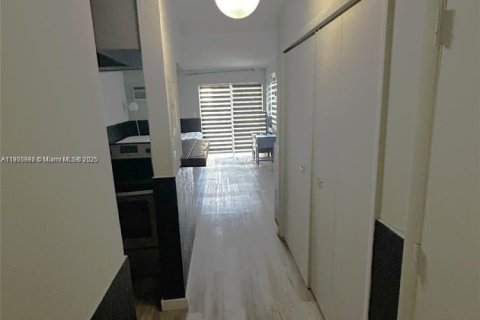 Condominio en alquiler en Miami Beach, Florida, 34.37 m2 № 1957289 - foto 12