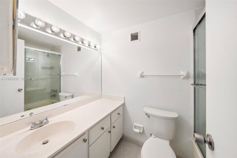 Condo in Miami Beach, Florida № 2058467 - photo 13