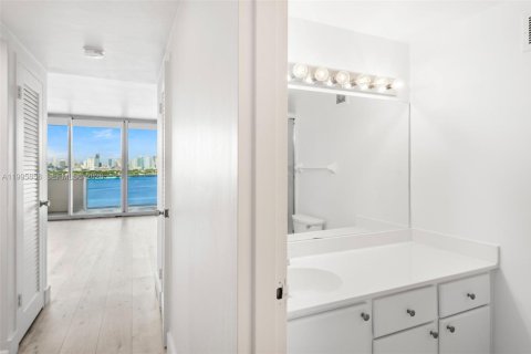 Condo in Miami Beach, Florida № 2058467 - photo 12