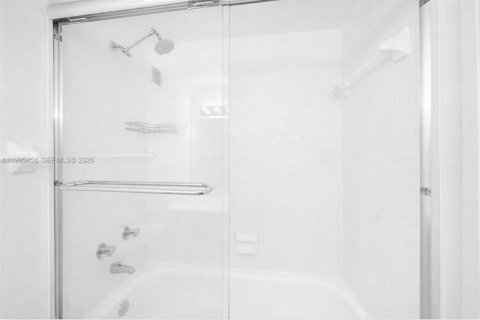 Condo in Miami Beach, Florida № 2058467 - photo 14