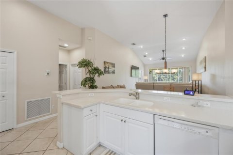 Condo in Bradenton, Florida, 2 bedrooms № 2096723 - photo 20