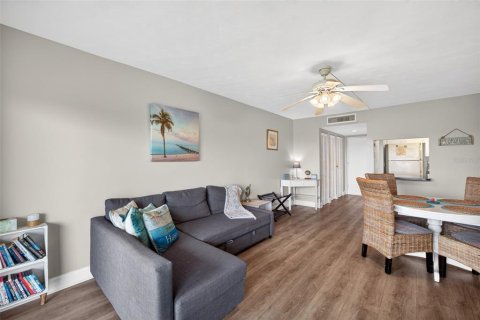 Condo in Indian Shores, Florida, 1 bedroom № 2139080 - photo 5