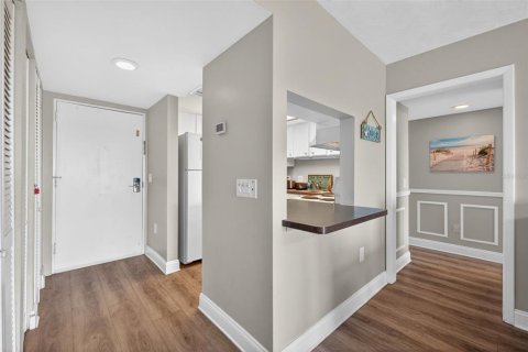 Condo in Indian Shores, Florida, 1 bedroom № 2139080 - photo 12
