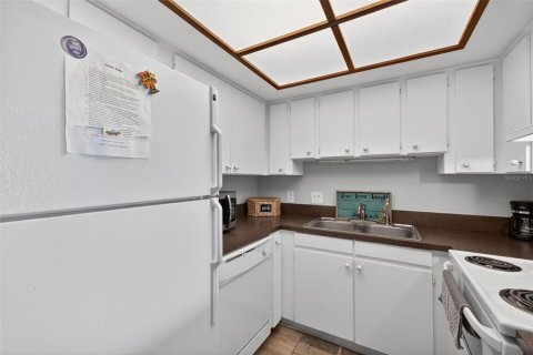 Condo in Indian Shores, Florida, 1 bedroom № 2139080 - photo 16