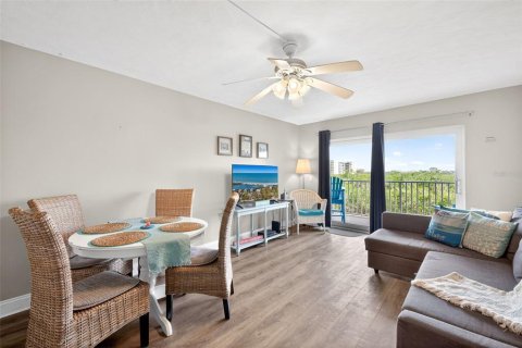 Condo in Indian Shores, Florida, 1 bedroom № 2139080 - photo 8