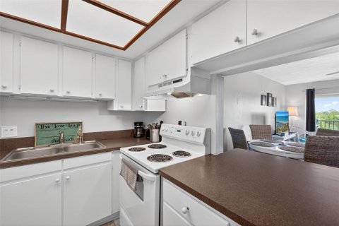 Condo in Indian Shores, Florida, 1 bedroom № 2139080 - photo 15