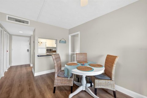 Condo in Indian Shores, Florida, 1 bedroom № 2139080 - photo 10