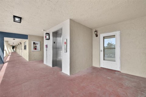 Condo in Indian Shores, Florida, 1 bedroom № 2139080 - photo 28