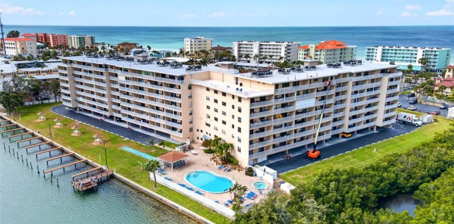 Condo in Indian Shores, Florida, 1 bedroom № 2139080