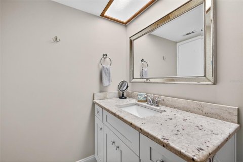 Condo in Indian Shores, Florida, 1 bedroom № 2139080 - photo 23