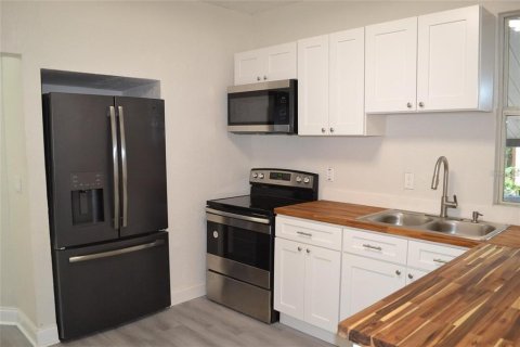 House in Tampa, Florida 5 bedrooms, 157.1 sq.m. № 2259093 - photo 8