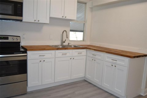 House in Tampa, Florida 5 bedrooms, 157.1 sq.m. № 2259093 - photo 7