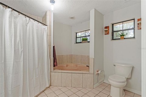 House in DeLand, Florida 4 bedrooms, 189.24 sq.m. № 2118724 - photo 19