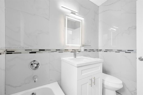 House in Biscayne Park, Florida 6 bedrooms, 193.7 sq.m. № 1921870 - photo 19