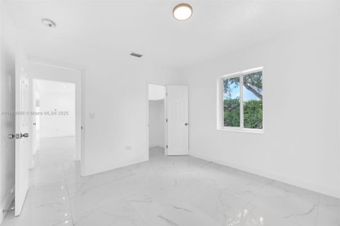House in Biscayne Park, Florida 6 bedrooms, 193.7 sq.m. № 1921870 - photo 23
