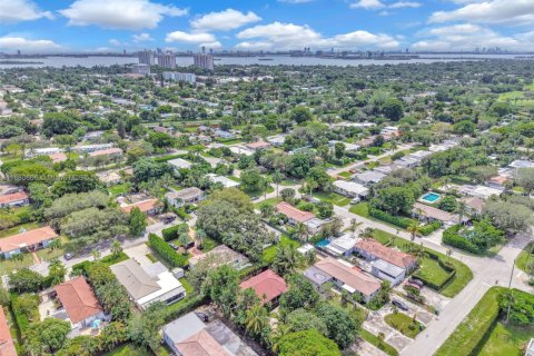 House in Biscayne Park, Florida 6 bedrooms, 193.7 sq.m. № 1921870 - photo 12