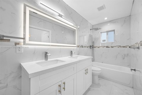 House in Biscayne Park, Florida 6 bedrooms, 193.7 sq.m. № 1921870 - photo 18