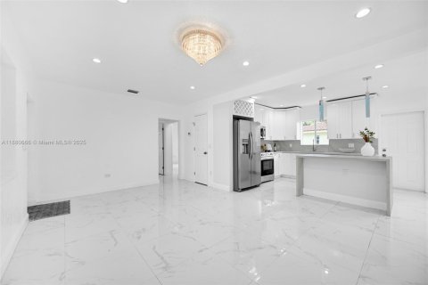 House in Biscayne Park, Florida 6 bedrooms, 193.7 sq.m. № 1921870 - photo 28