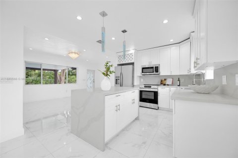 House in Biscayne Park, Florida 6 bedrooms, 193.7 sq.m. № 1921870 - photo 30