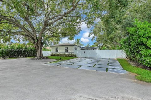 House in Biscayne Park, Florida 6 bedrooms, 193.7 sq.m. № 1921870 - photo 1