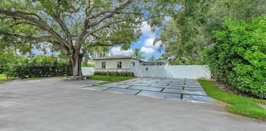 House in Biscayne Park, Florida 6 bedrooms, 193.7 sq.m. № 1921870
