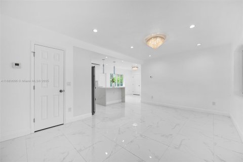 House in Biscayne Park, Florida 6 bedrooms, 193.7 sq.m. № 1921870 - photo 11