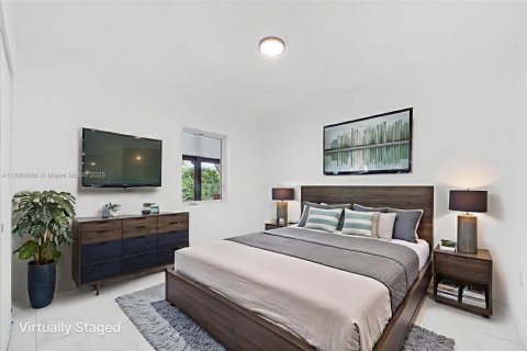 House in Biscayne Park, Florida 6 bedrooms, 193.7 sq.m. № 1921870 - photo 7