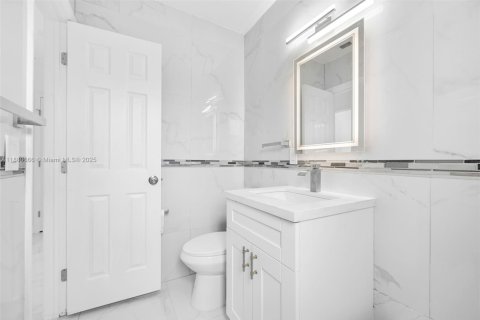 House in Biscayne Park, Florida 6 bedrooms, 193.7 sq.m. № 1921870 - photo 6