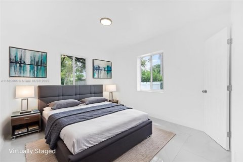 House in Biscayne Park, Florida 6 bedrooms, 193.7 sq.m. № 1921870 - photo 15