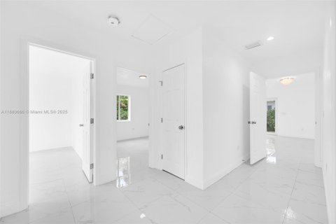 House in Biscayne Park, Florida 6 bedrooms, 193.7 sq.m. № 1921870 - photo 24