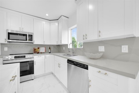 House in Biscayne Park, Florida 6 bedrooms, 193.7 sq.m. № 1921870 - photo 29