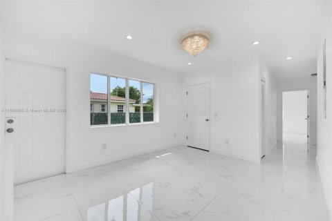 House in Biscayne Park, Florida 6 bedrooms, 193.7 sq.m. № 1921870 - photo 25