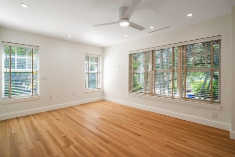 Villa ou maison à vendre à Miami, Floride: 3 chambres, 238.39 m2 № 1930181 - photo 18