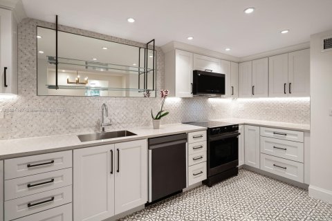 Villa ou maison à vendre à Miami, Floride: 3 chambres, 238.39 m2 № 1930181 - photo 11