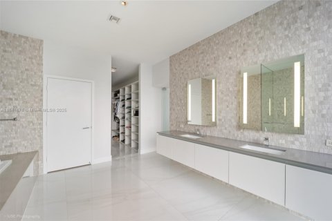 Condominio en venta en Miami, Florida, 4 dormitorios, 301.37 m2 № 1833790 - foto 18