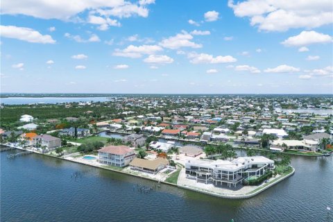 Casa en venta en Port Charlotte, Florida, 3 dormitorios, 258.92 m2 № 2098044 - foto 13