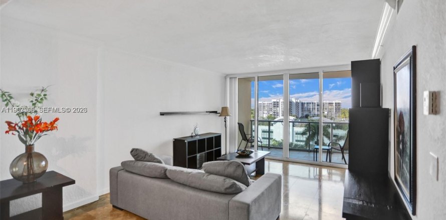 Condominio en Hollywood, Florida, 1 dormitorio  № 2026624