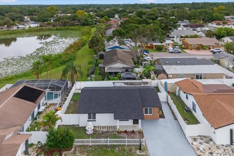 House in Tampa, Florida 4 bedrooms, 114.83 sq.m. № 1835815 - photo 5