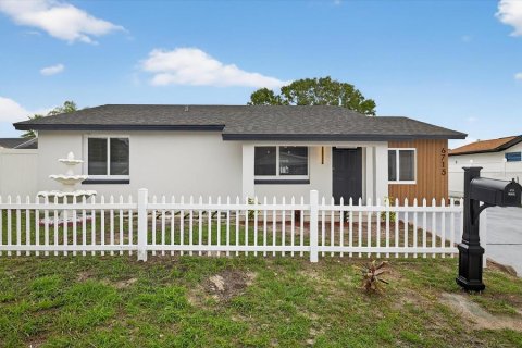 House in Tampa, Florida 4 bedrooms, 114.83 sq.m. № 1835815 - photo 2